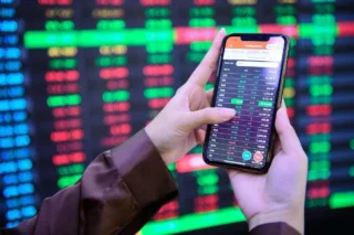 Có 50–100 Triệu, Nên Mua Cổ Phiếu Nào Trên Sàn Chứng Khoán VN?