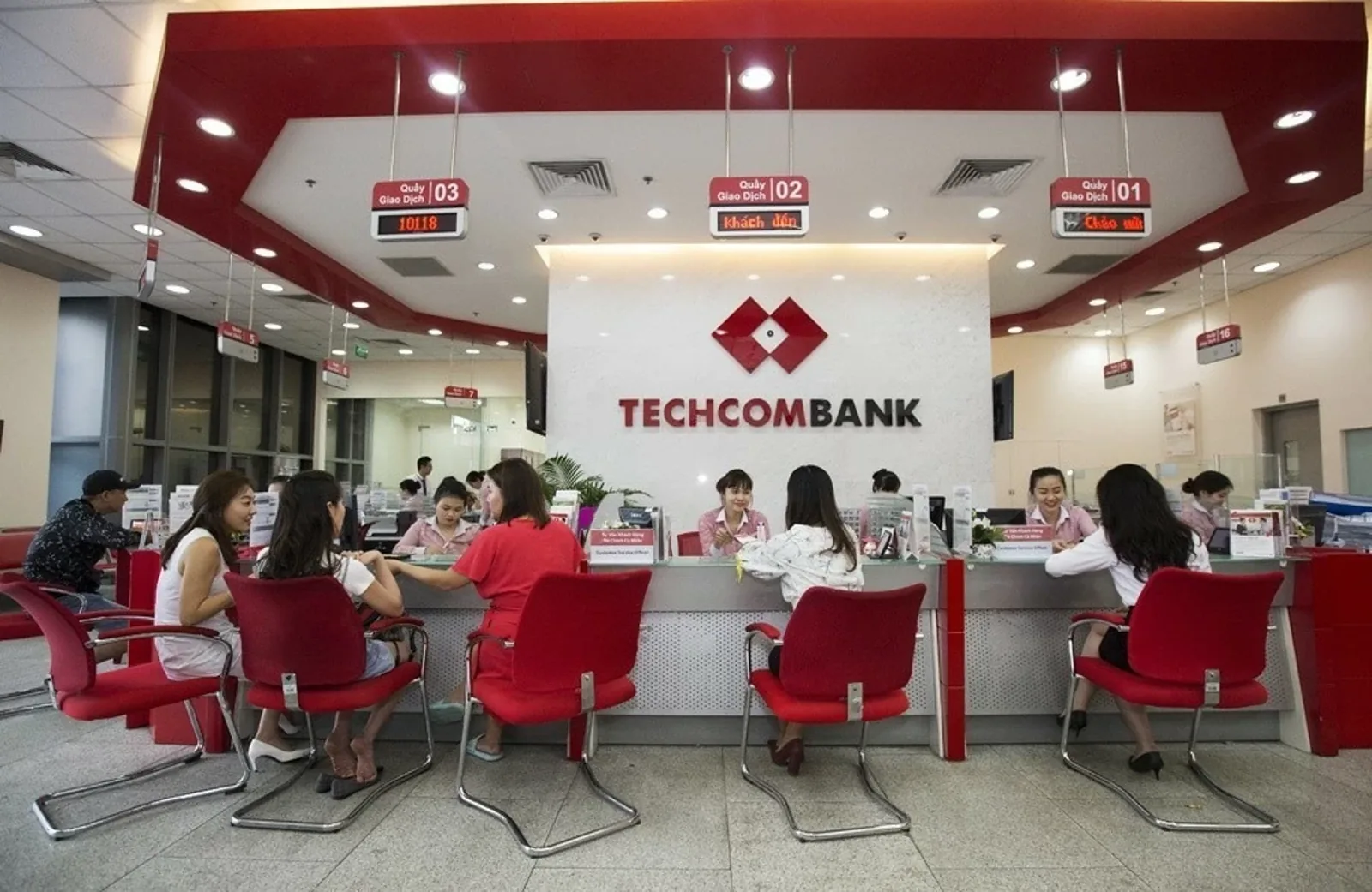 Quầy giao dịch Techcombank với nhân viên tư vấn khách hàng
