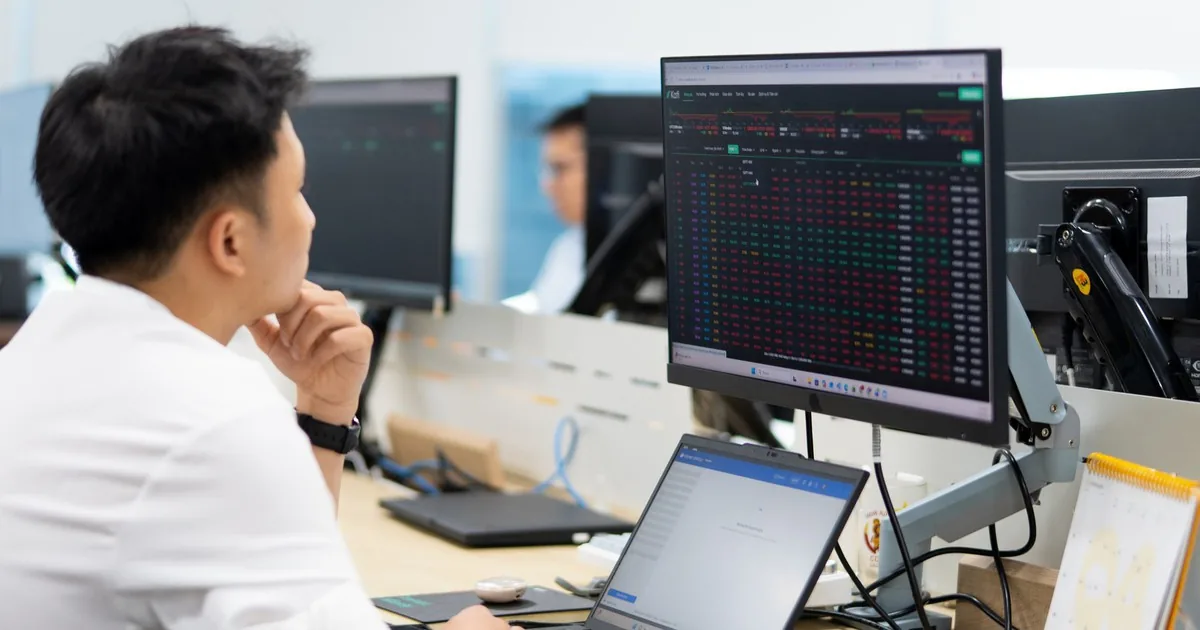 Nhà đầu tư theo dõi bảng giá chứng khoán trong kỳ giám sát FTSE